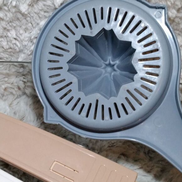 3 Tomodachi knives and a lemon squeezer - Picture 4 of 11